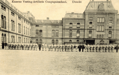 123345 Gezicht op het binnenterrein van de Kazerne der Vestingartillerie (Croeselaan 39) te Utrecht met aangetreden ...